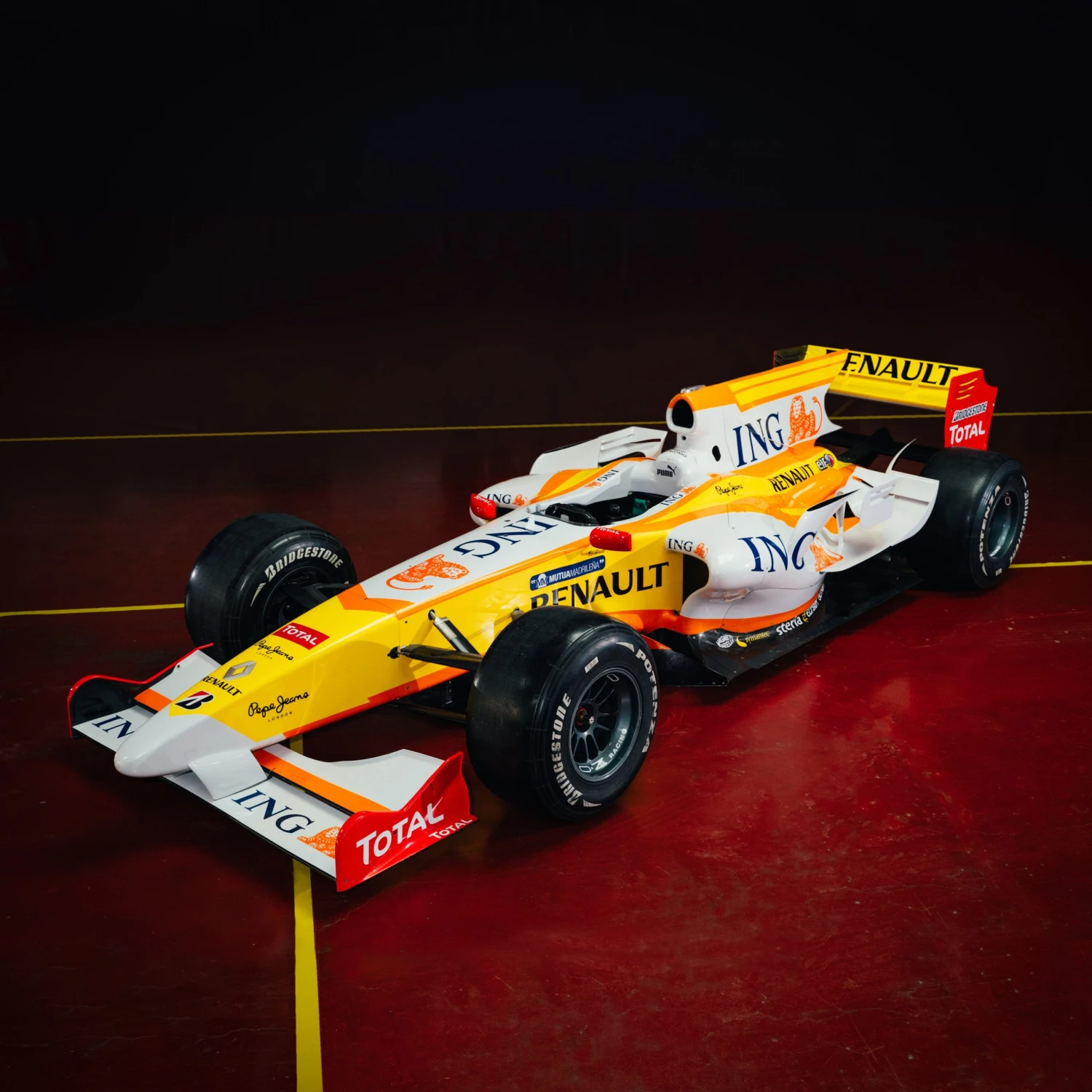 F1 Authentics shop 60 F1® Race Cars 2009 Renault R29 Official Show Car