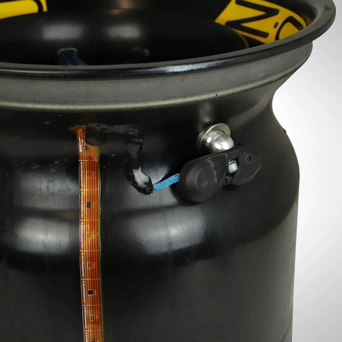 F1 Authentics Renault F1® Team 2016 Front Wheel Rim Table Alpine 6 F1 Authentics Renault F1® Team 2016 Front Wheel Rim Table Alpine