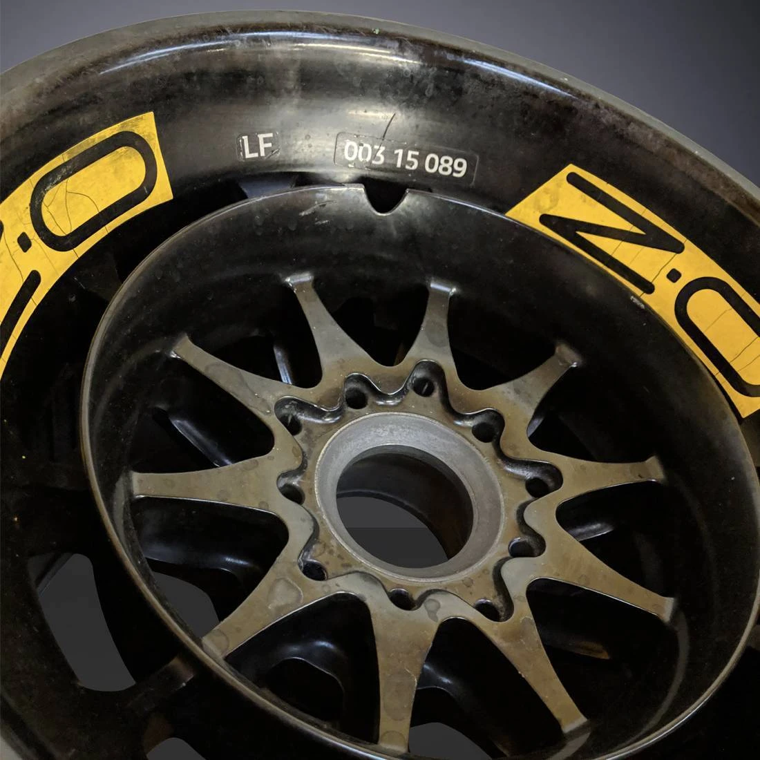 F1 Authentics Renault F1® Team 2016 Front Wheel Rim Table Alpine 3 F1 Authentics Renault F1® Team 2016 Front Wheel Rim Table Alpine